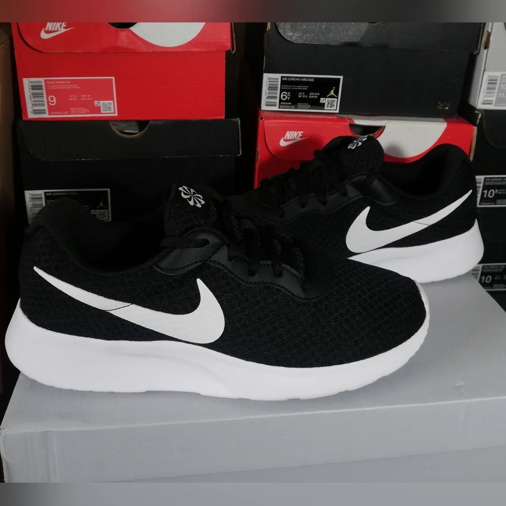 NIKE TANJUN BLACK/WHITE WOMEN'S US SIZE 10 LIKE NEW - Picture 2 of 11